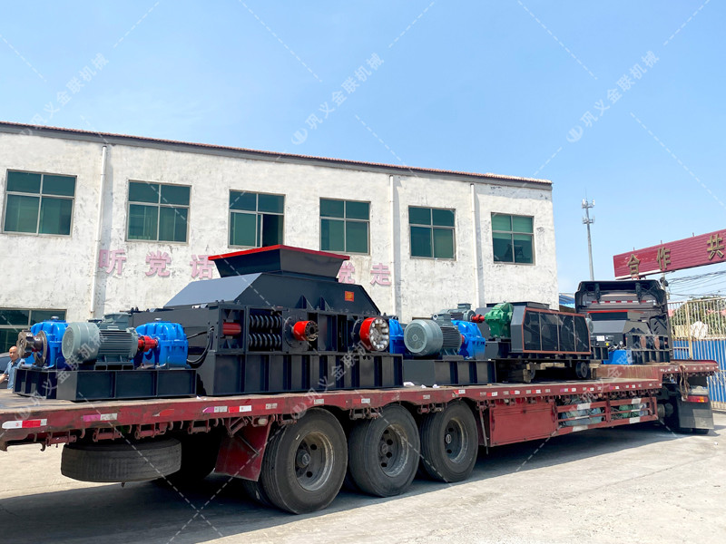 1200*1200雙齒輥破碎機(jī),兩臺900*900軌道移動雙齒輥破碎機(jī)發(fā)往云南 1200*1200雙齒輥破碎機(jī),兩臺900*900軌道移動雙齒輥破碎機(jī)發(fā)往云南