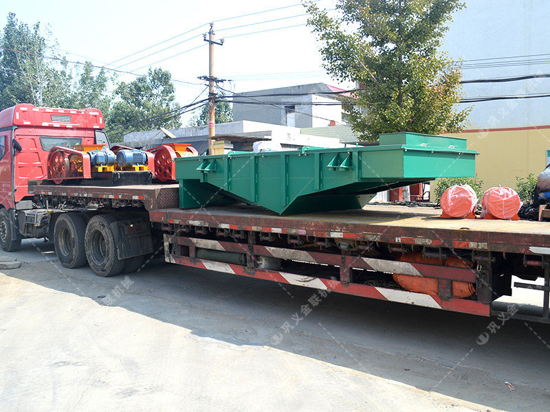 兩臺小型對輥破碎機和直線振動篩發(fā)往江蘇南通處理硅石