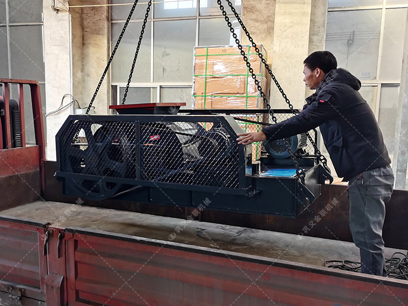 小型對輥破碎機和雙齒輥破碎機發往河南登封破碎保溫陶瓷