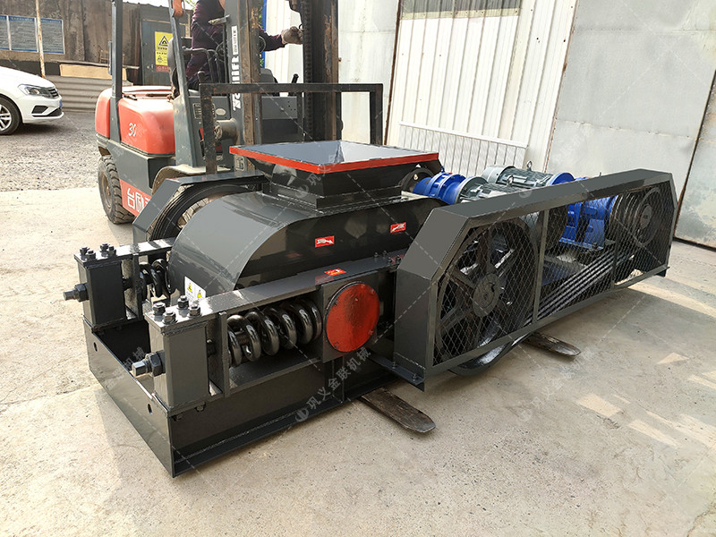 2PG400x400小型對(duì)輥破碎機(jī)發(fā)往福建泉州破碎瓜子石