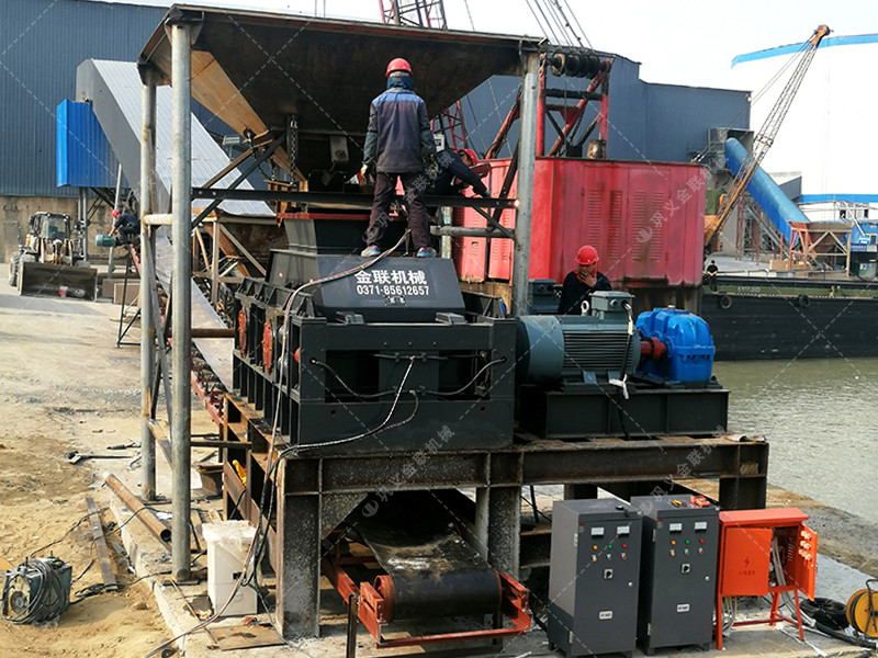 大型連軸式對輥破碎機安裝現(xiàn)場