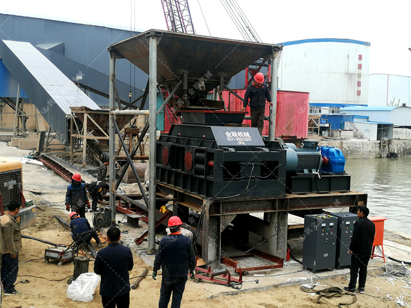 大型連軸式對輥破碎機安裝現(xiàn)場