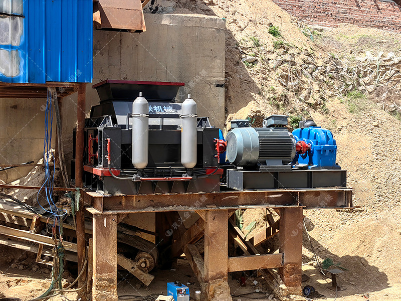 四川綿陽鵝卵石生產線現場-1210連軸對輥破碎機