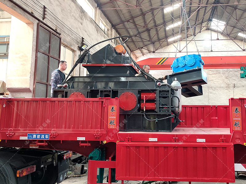 1000x700中型液壓對(duì)輥破碎機(jī)設(shè)備發(fā)貨